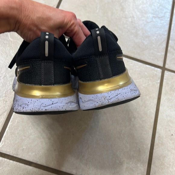 Nike women’s 8.5 react flyknit black tennis shoe - Picture 3 of 9